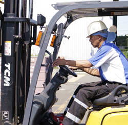 13:30　倉庫内も安全運転を徹底